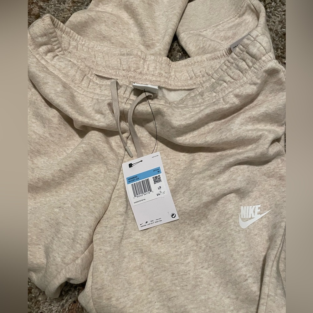 NWT Nike Fleece - Slim Fit Mid Rise - Beige Sweatpants